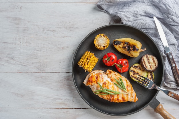 Filet de poulet frit et légumes grillés, délicieux dîner barbecue, fond plat