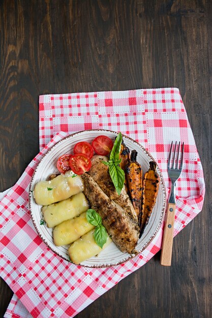 Filet de poulet grillé aux légumes cuits au four, rouleaux de poivrons.