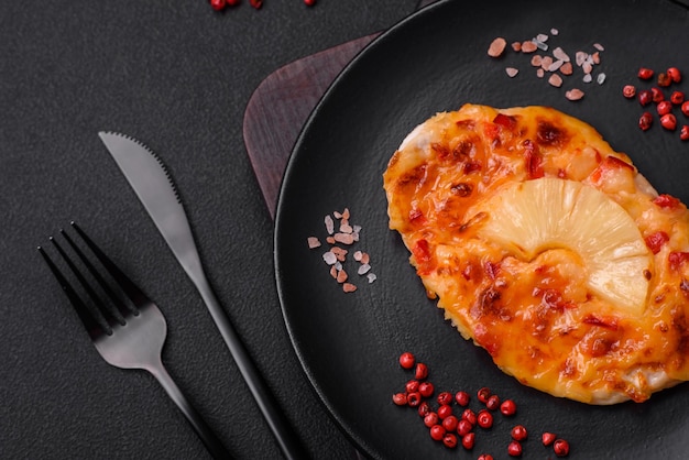 Filet de poulet grillé sous forme de bifteck aux tomates ananas et fromage