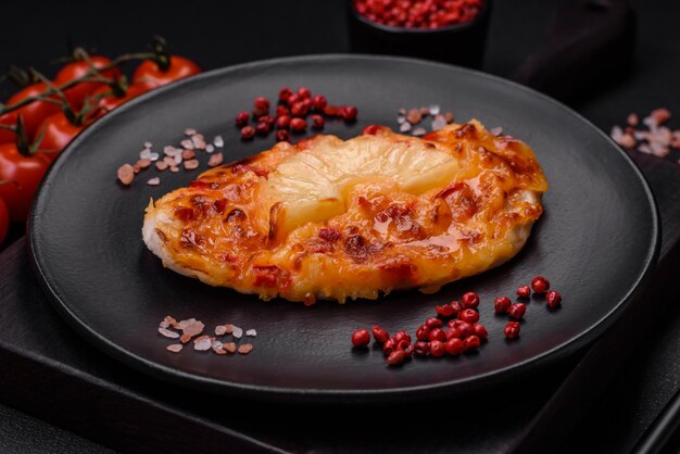 Filet de poulet grillé sous forme de bifteck aux tomates ananas et fromage