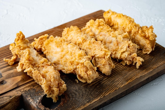 Filet de poulet pané rayures sur fond blanc.