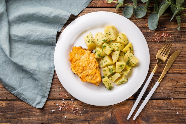 Filet de poulet en pâte avec pommes de terre