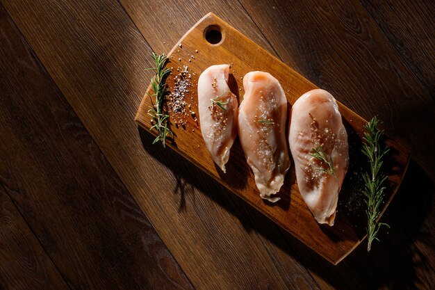 Photo filet de poulet sur une planche