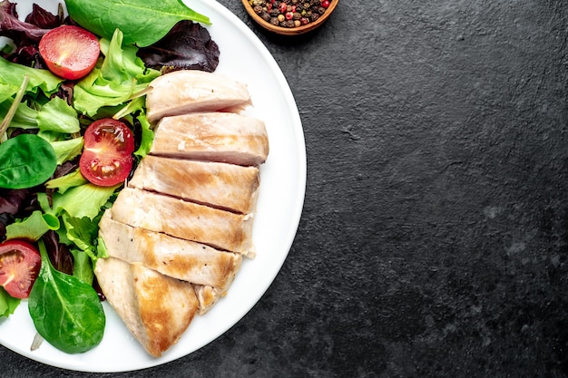 Filet de poulet avec salade et épinards Alimentation saine sur table en pierre