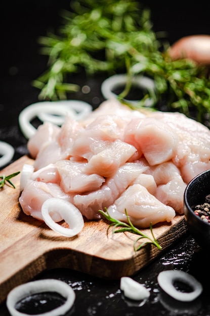 Filet de poulet en tranches sur une planche à découper