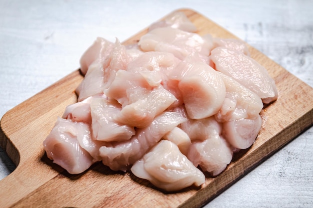 Photo filet de poulet en tranches sur une planche à découper