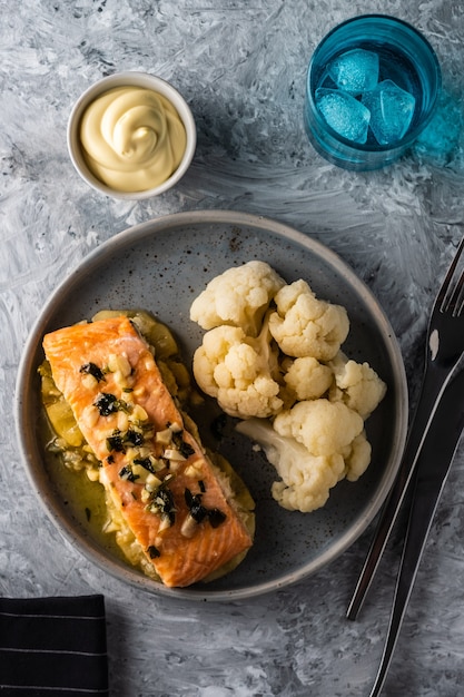 Filet de Salomon à l'ananas et au chou-fleur. Poisson aux légumes. Vue de dessus.