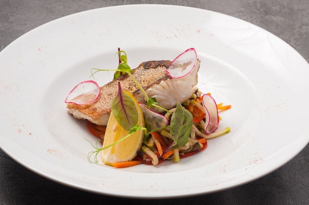 Filet de sandre grillé savoureux avec légumes et citron