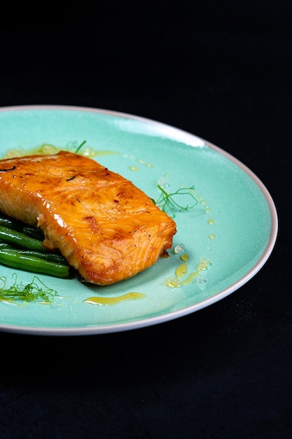 Filet de saumon aux asperges noires