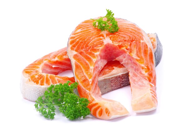 Filet de saumon cru isolé sur blanc