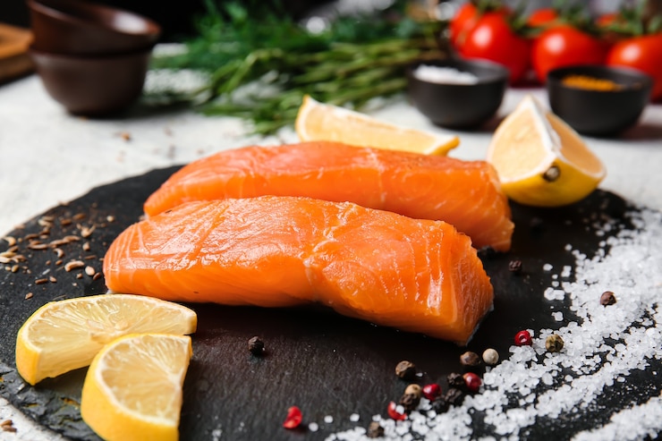 Photo filet de saumon cru sur table