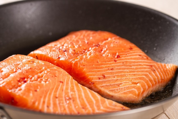Filet de saumon dans une casserole Photo de haute qualité