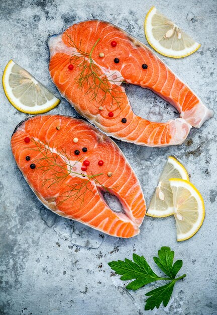 Photo filet de saumon frais tranché à plat sur un fond métallique délabré filet de salmon cru et ingrédients persil basilic sucré feuilles de fenouil poivre maïs et citron pour la cuisson