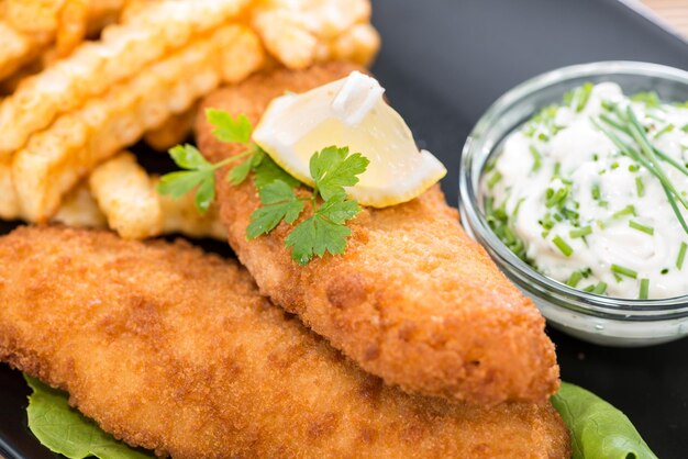 Filet de saumon frit avec frites