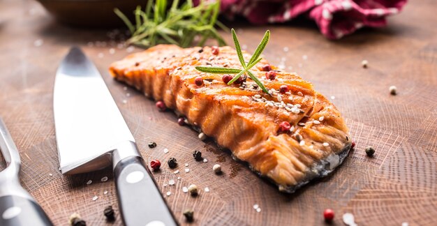 Filet de saumon grillé au sésame sel poivre et romarin aux herbes.