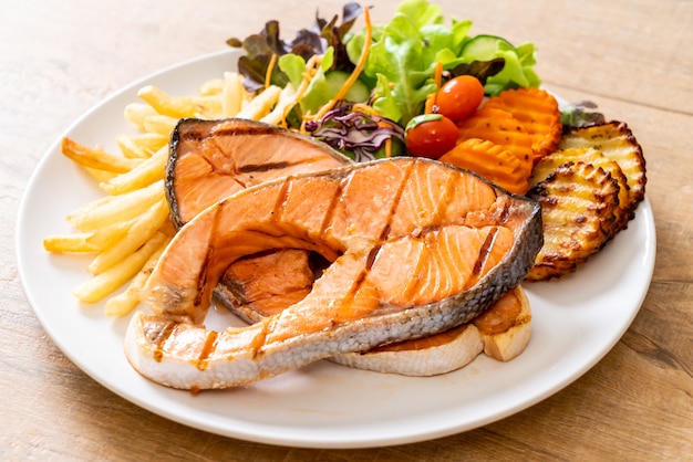 filet de saumon grillé aux légumes et frites