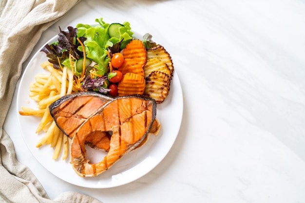 filet de saumon grillé aux légumes et frites