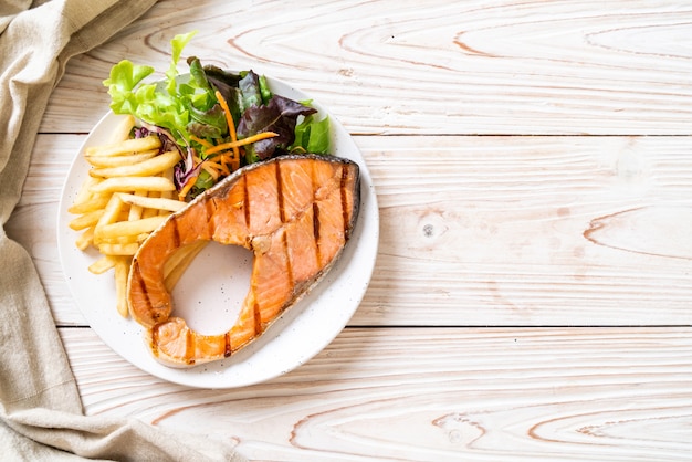 filet de saumon grillé aux légumes