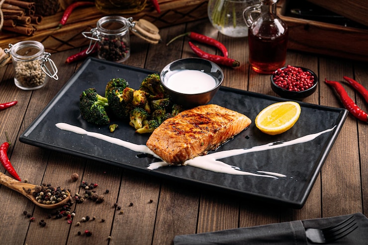 Photo filet de saumon grillé avec brocoli et sauce