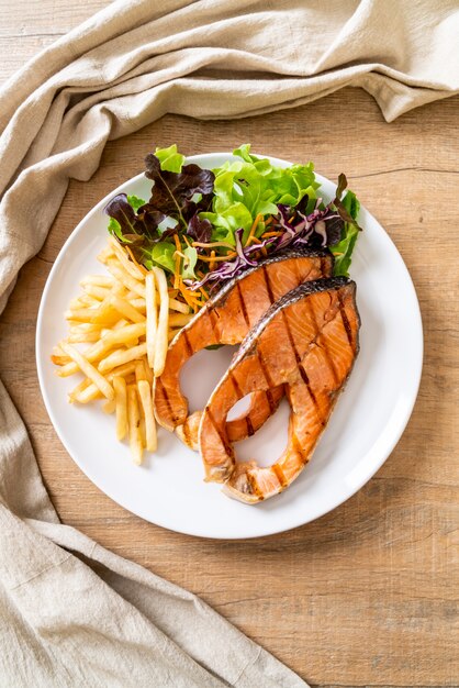 filet de saumon grillé avec frites