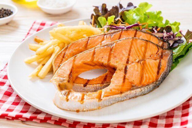 filet de saumon grillé avec frites