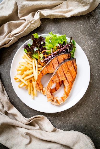 filet de saumon grillé avec frites