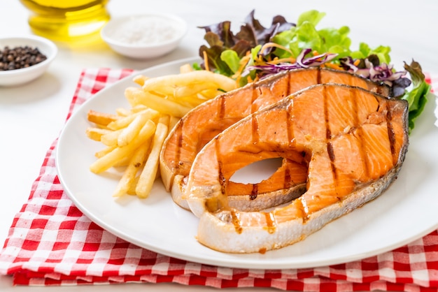 filet de saumon grillé avec frites