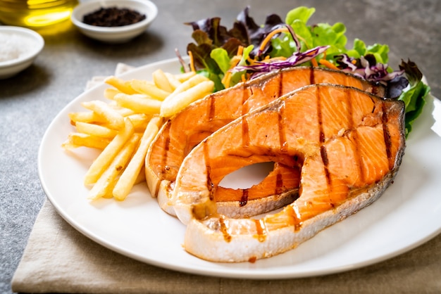 filet de saumon grillé avec frites