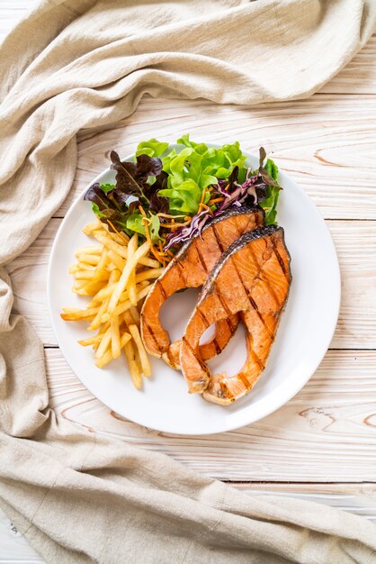 filet de saumon grillé avec frites