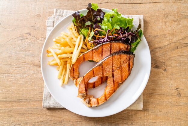 filet de saumon grillé avec frites