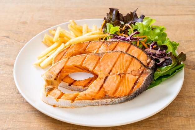 filet de saumon grillé avec frites