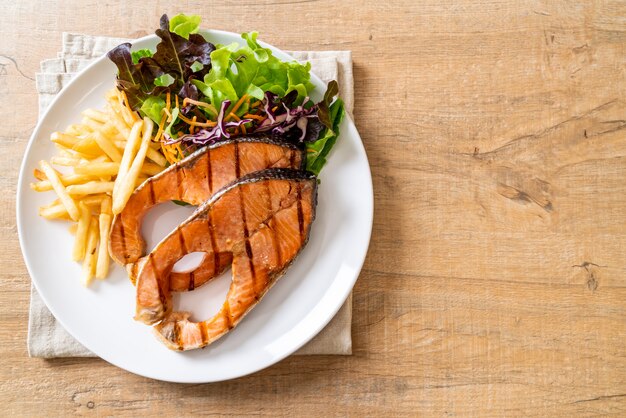 filet de saumon grillé avec frites