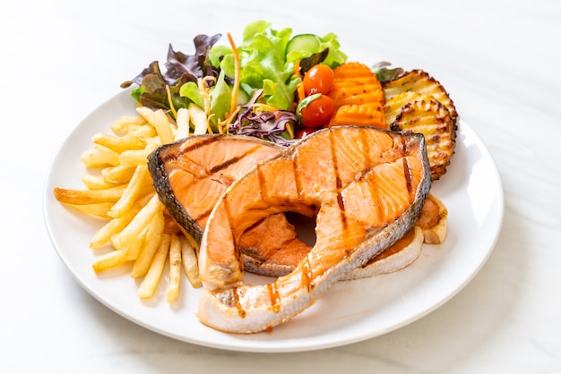 filet de saumon grillé avec légumes et frites