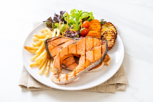 filet de saumon grillé avec légumes et frites