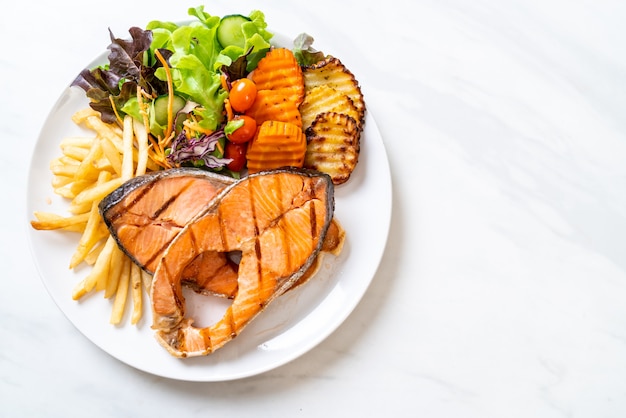 filet de saumon grillé avec légumes et frites