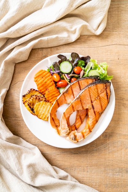 filet de saumon grillé avec des légumes