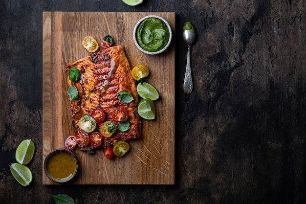 Filet de saumon grillé avec salade de tomates et sauce à l'avocat