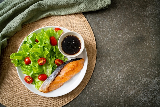 Filet de saumon grillé avec salade