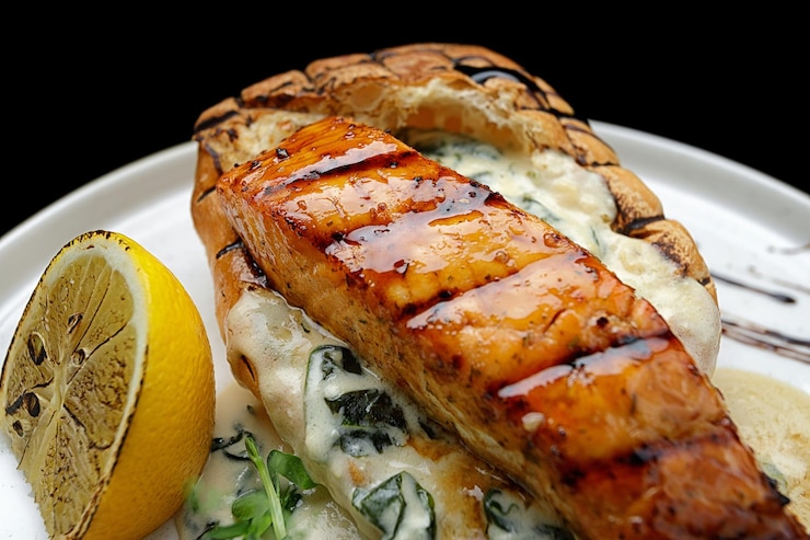 Photo filet de saumon grillé avec sauce et pain