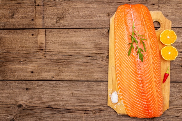 Filet de saumon norvégien frais. concept d'alimentation saine et équilibrée