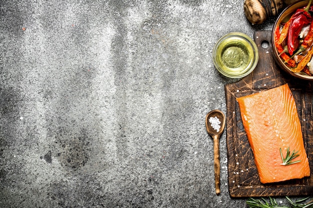 Filet de saumon de poisson cru aux herbes et épices sur fond rustique