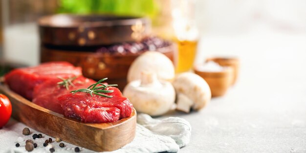 Filet de steak cru aux légumes