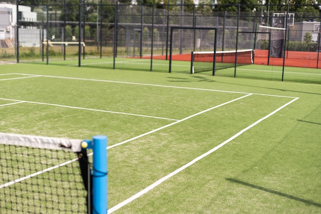 Filet et terrain de tennis. Jouer au tennis. Mode de vie sain