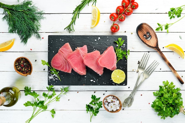 Filet de thon frais Fruits de mer sur un fond en bois blanc Vue de dessus Espace de copie gratuit