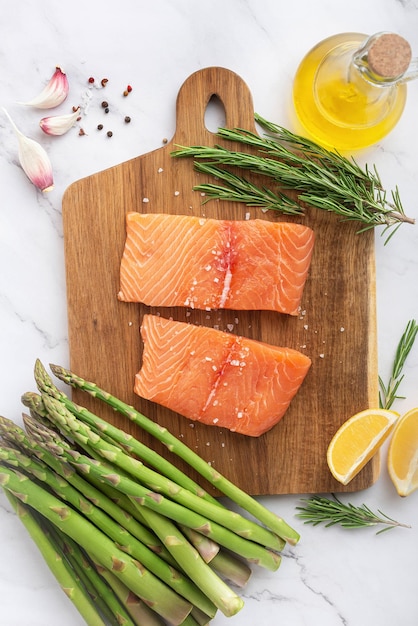 Filet de truite crue fraîche aux épices et au citron sur un tableau blanc Préparation des aliments Contexte culinaire