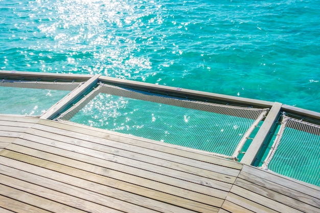 Photo filet de vacances sur l’île tropicale des maldives et beauté de la mer avec les récifs coralliens.