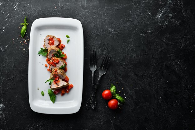 Filet de veau au four aux légumes Plats alimentaires Vue de dessus Espace libre pour votre texte