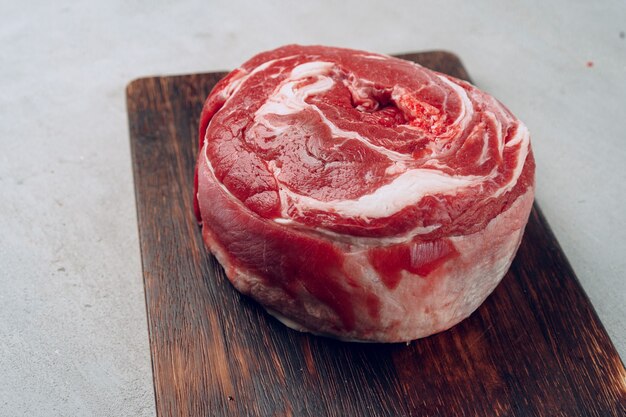 Filet de viande de boeuf cru sur planche de bois