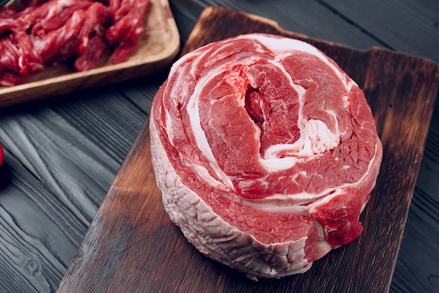 Filet de viande de boeuf cru sur planche de bois