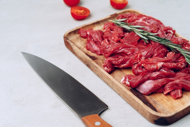 Filet de viande de boeuf cru sur planche de bois